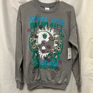 🆕. Gray Graphic Women’s Sweatshirt.             X7